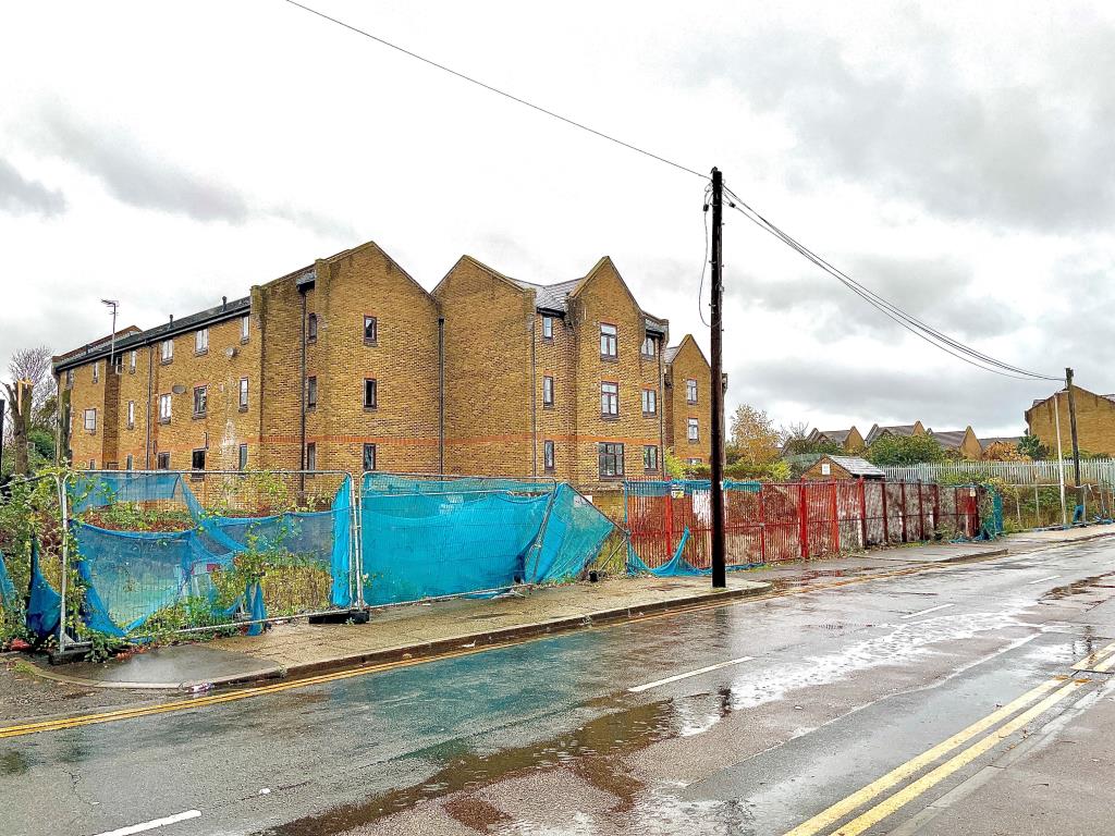 Lot: 79 - OUTLINE PERMISSION FOR MIXED DEVELOPMENT - Freehold site